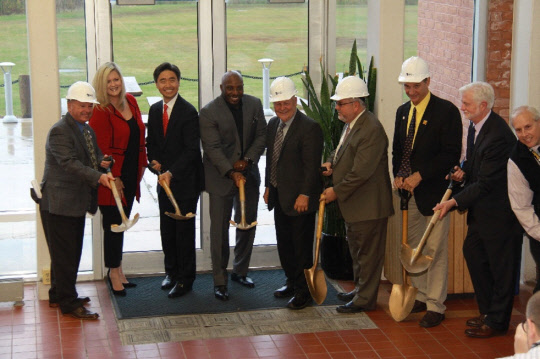 스티브 완츠(의장), 데니스 프라지어(의원), 제임스 벨(카우니 총장)외 관계자 일동, 우천으로 인한 실내 기공식 사진 (사진제공: PSI인터내셔날)